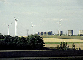 Windpark vor den Kühltürmen